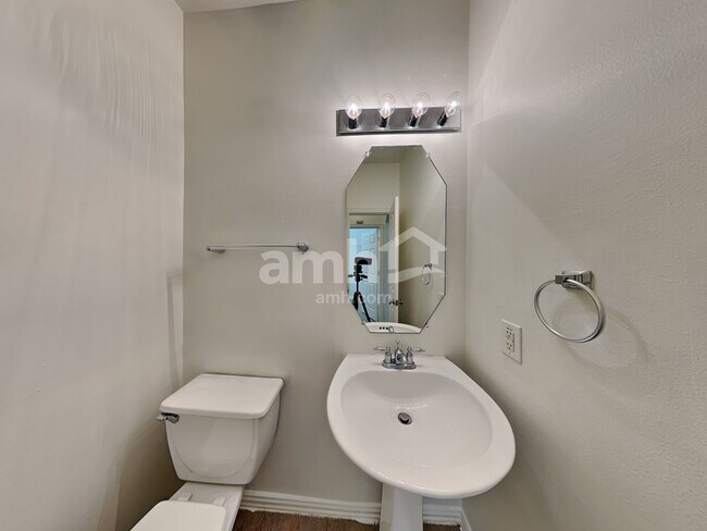 Building Photo - 2610 Dawn River Ln