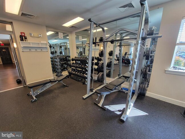 Building Photo - 4151 S Four Mile Run Dr