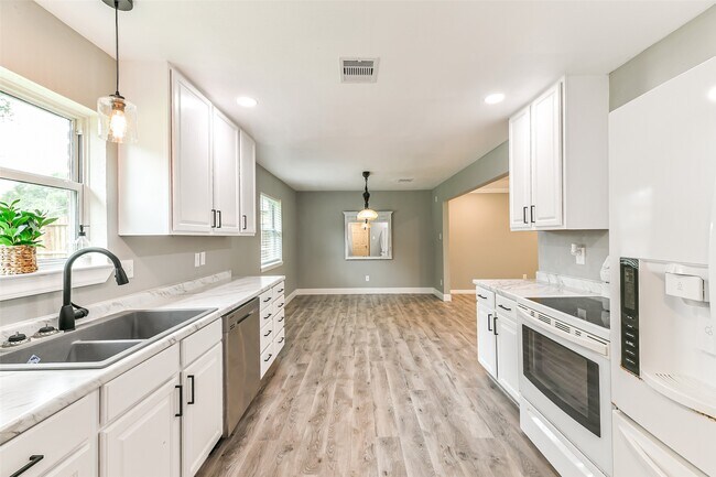 Building Photo - 207 Woodvale Dr
