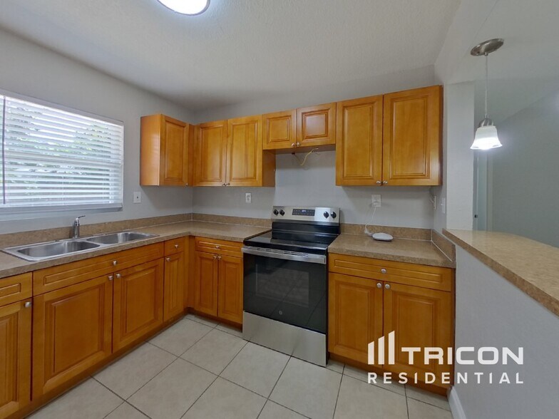 Building Photo - 5151 Flamingo Dr N