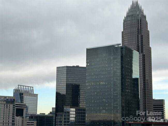 Building Photo - 505 E 6th St