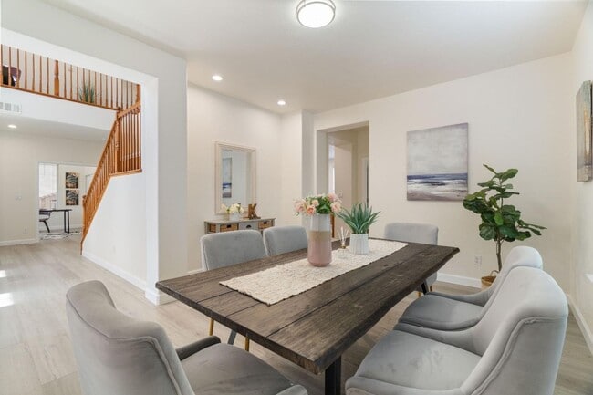 Building Photo - Large two-story home in the Bridal Ridge c...