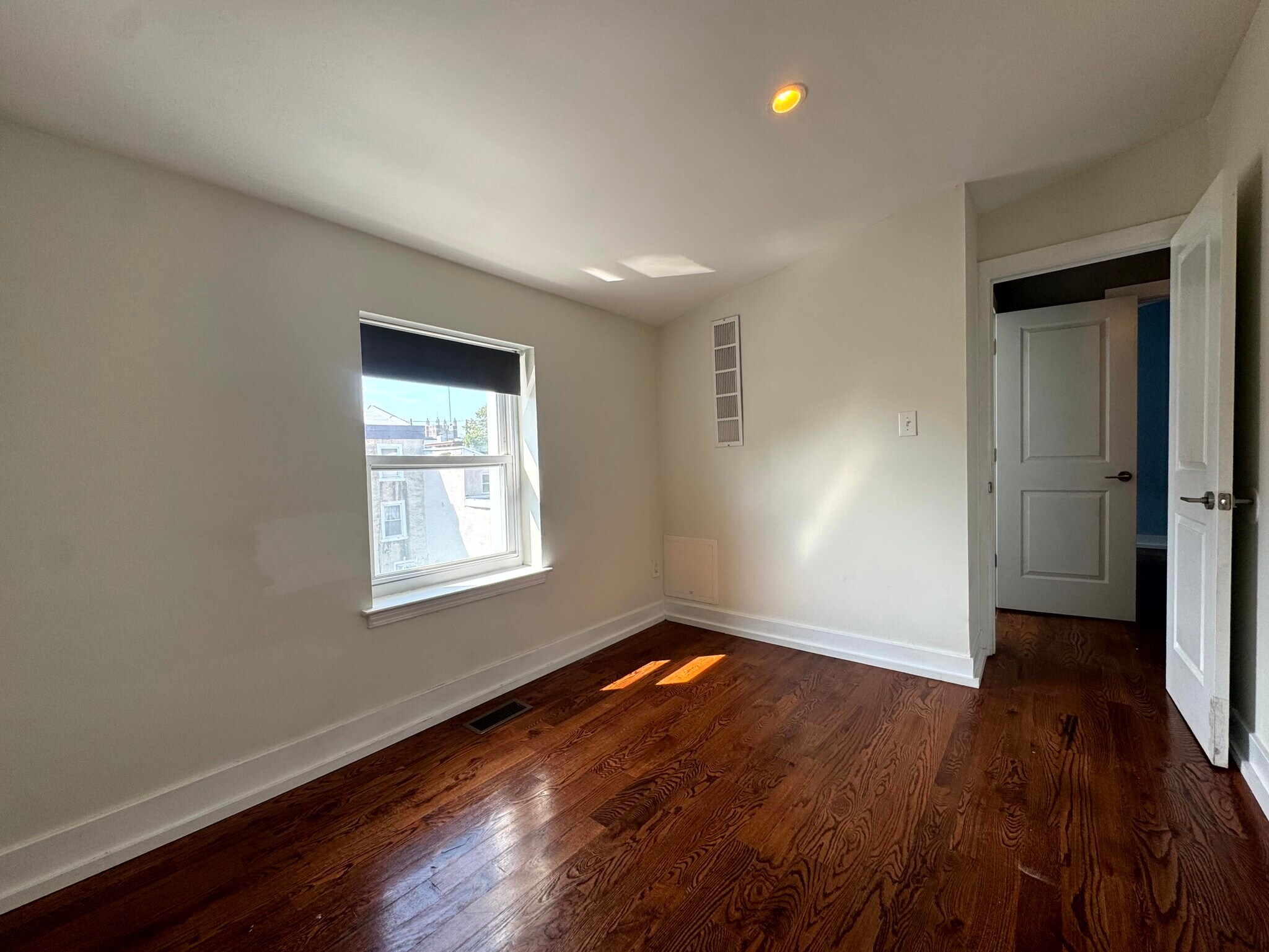 Building Photo - 1415 E Hewson St