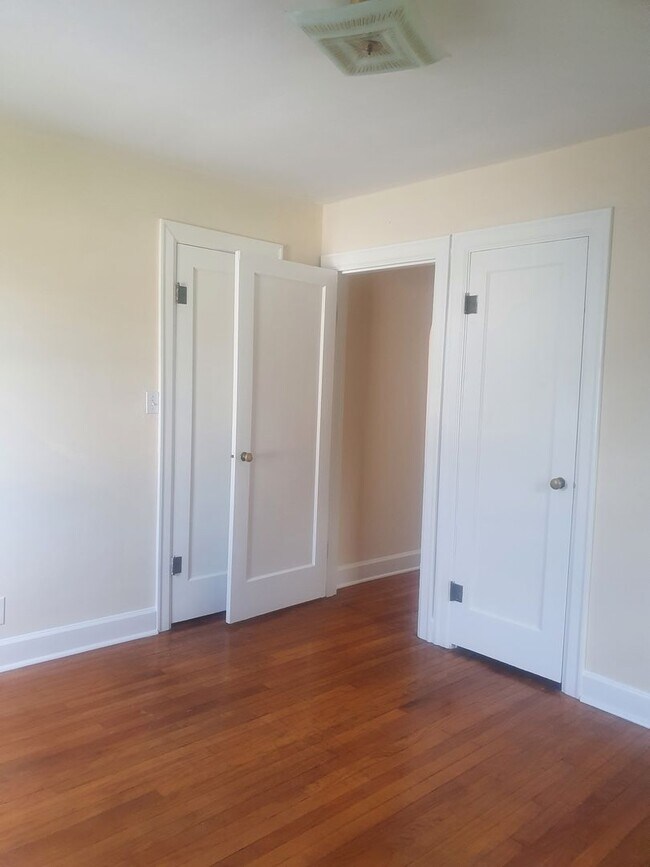 Building Photo - Two Bedroom House in Alton