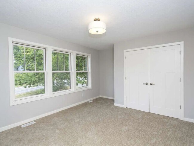 Building Photo - 5321 Interlachen Blvd