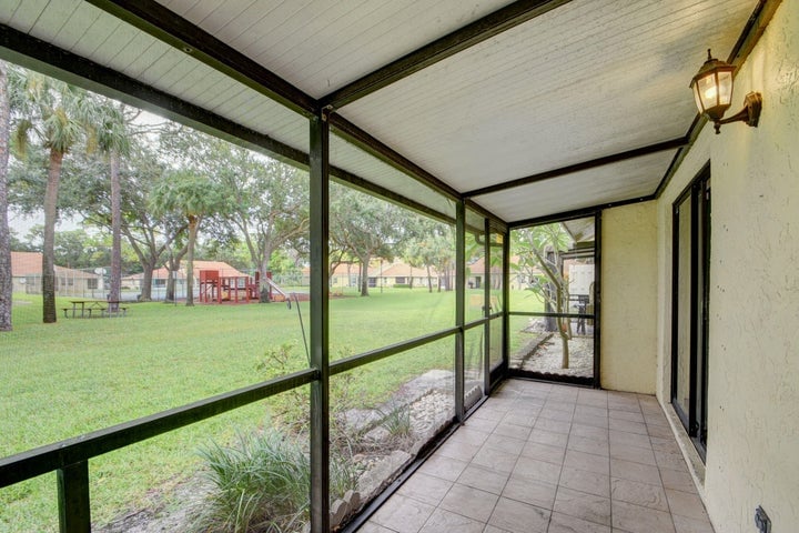 Building Photo - 1105 Maplewood Dr