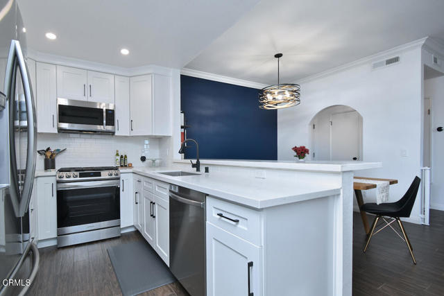 Building Photo - 5534 Encino Ave