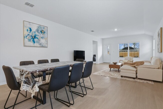 Building Photo - 591 Sormonne Lp