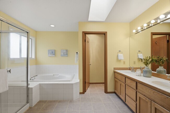 Building Photo - Beautiful 4 Bed 2.5 Bath Home in Renton