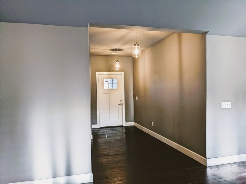 Building Photo - 700 Hawthorn Way