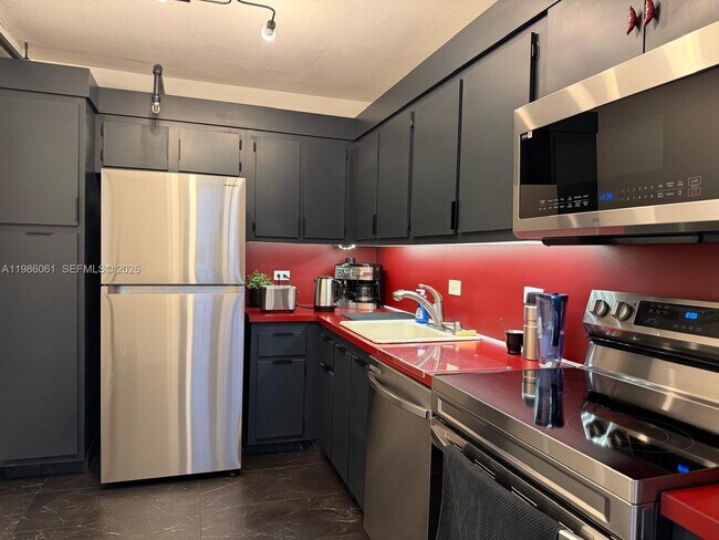 Building Photo - 20505 E Country Club Dr