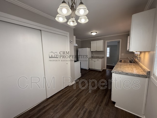 Building Photo - 513 James Dr