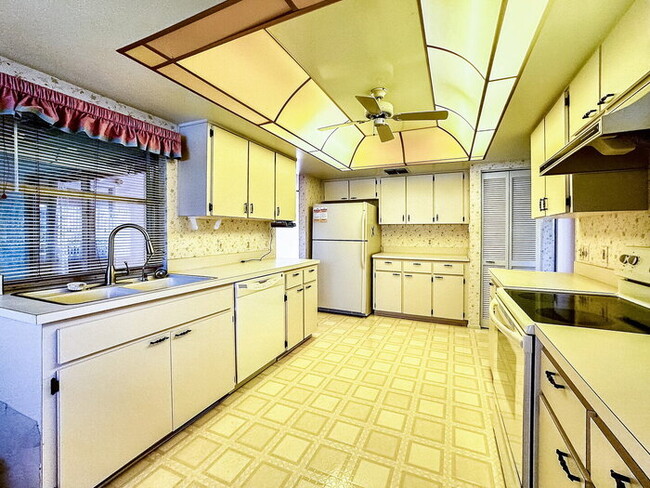 Building Photo - "Charming 2-Bedroom Oasis with 2 Full Baths in New Port Richey - Spacious 1747 Sq. Ft. Gem!"