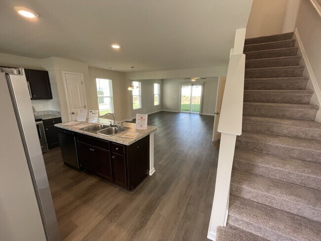 Building Photo - 3 Bd 2.5 Ba Townhome