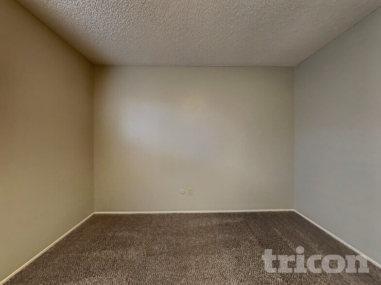 Building Photo - 1213 Essex Dr