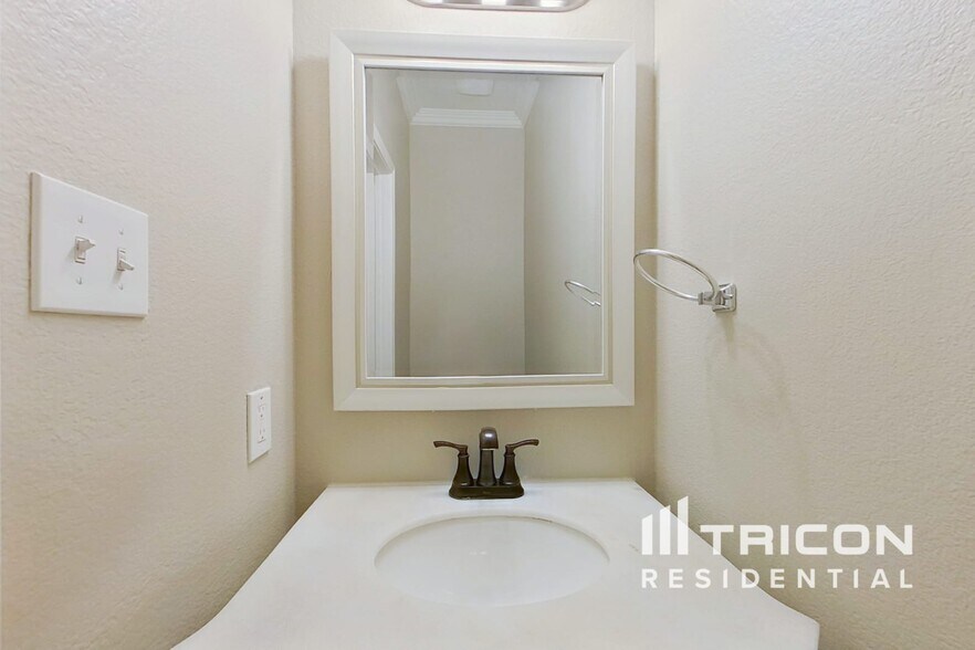 Building Photo - 1085 Harriman Dr