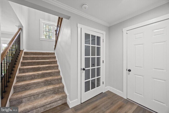 Building Photo - 1322 W King Rd