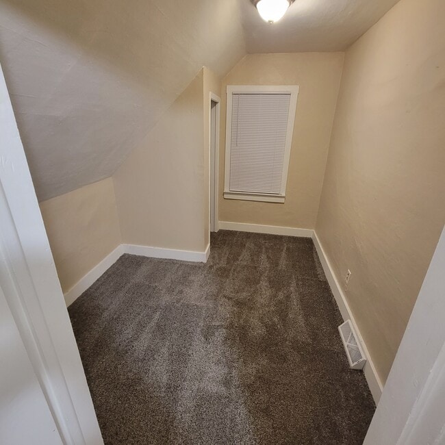 Building Photo - 242 9th Ave N