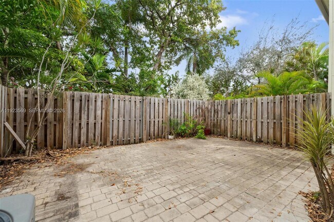 Building Photo - 390 City View Dr