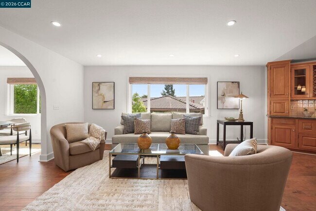 Building Photo - 10 Darnby Ct