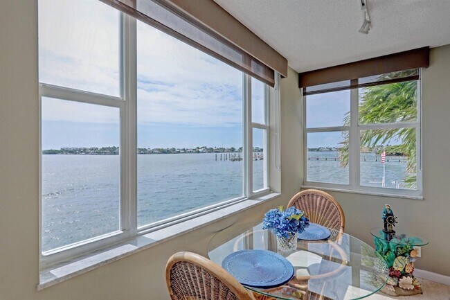 Building Photo - 1820 New Palm Way