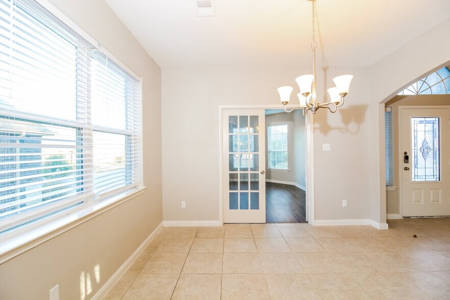 Building Photo - 821 Summer Oaks Dr