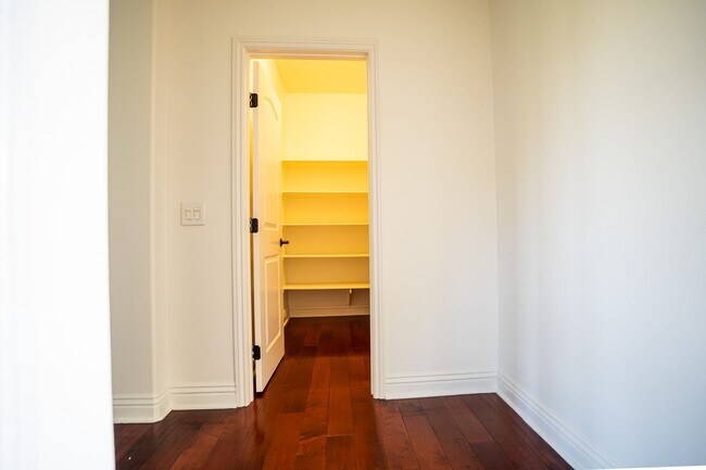 Building Photo - Exceptional estate Located In the highly desirable College Park Community.