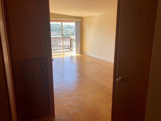 Building Photo - Beautiful 2-Bedroom Apartment with Stunnin...