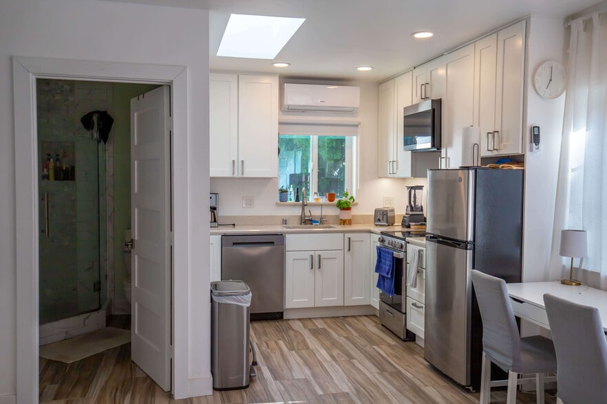 Building Photo - 5553 Yerba Anita Dr