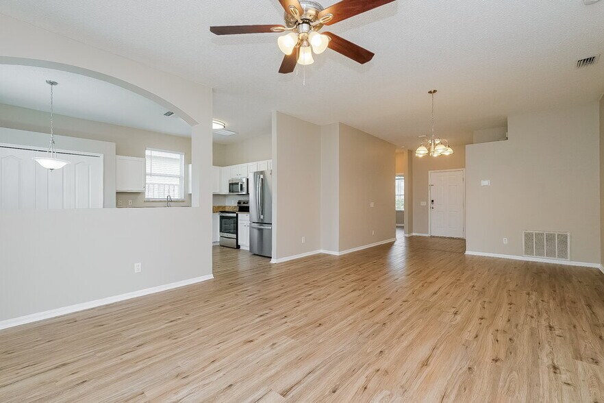 Building Photo - 18211 Hollyhills Way