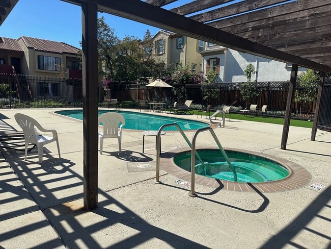 Building Photo - Updated 2-bed, 2-bath condo in Fremont’s N...