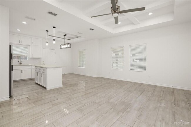 Building Photo - 913 W Kohala Ave
