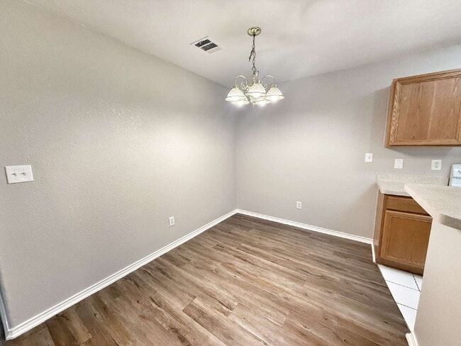 Building Photo - Spacious 3 Bedroom, 2 Bath Duplex with 1-C...