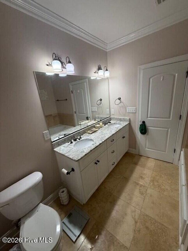 Building Photo - Charming townhome in private gated community