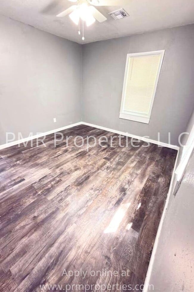 Building Photo - 4 Bedrooms / 2.5 Bathrooms House