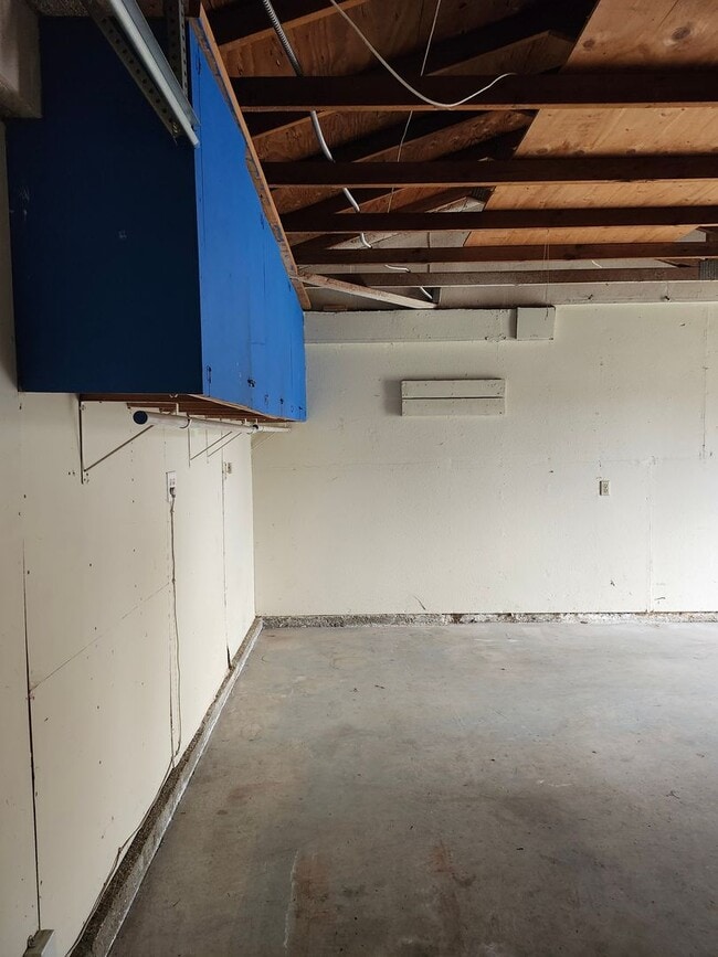 Building Photo - Inviting 3-Bedroom Home