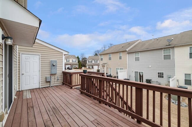 Building Photo - Master-on-Main End-Unit Townhome in Back Creek Villages!