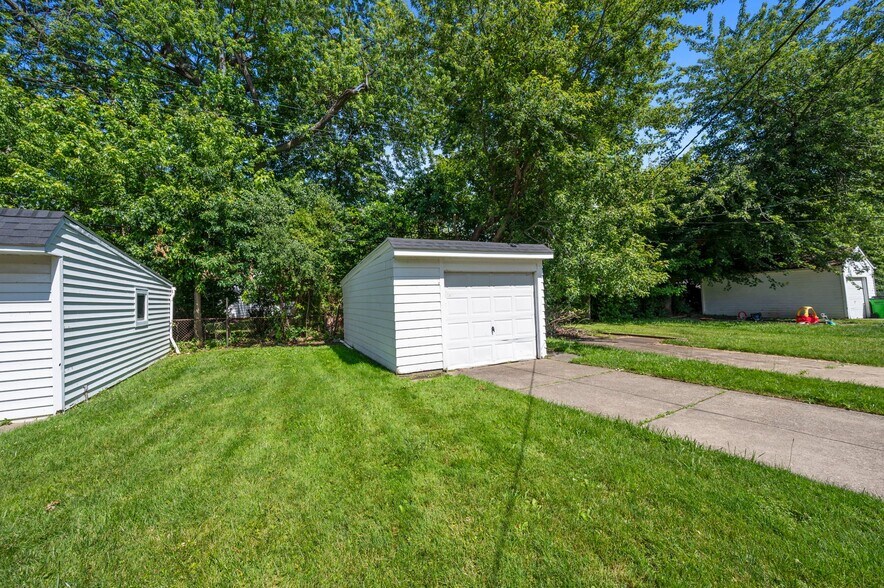 Building Photo - 253 E 250th St
