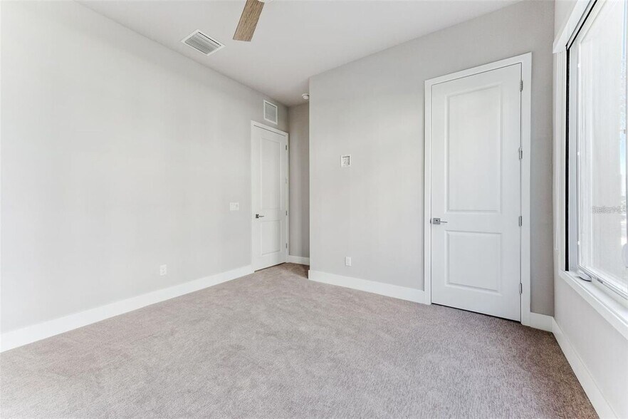 Building Photo - 7760 Sandy Ridge Dr