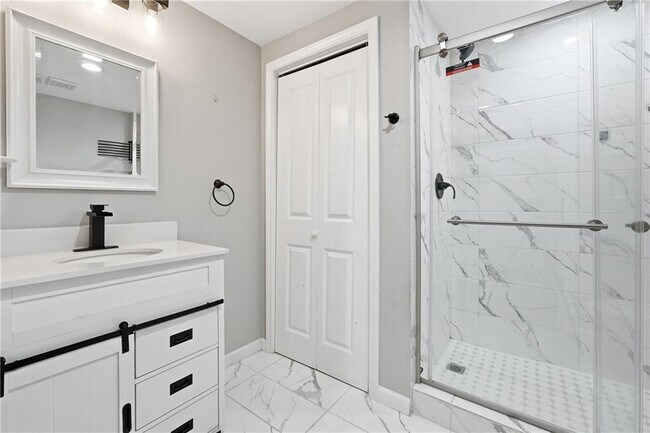 Building Photo - 156 Round Pond Dr