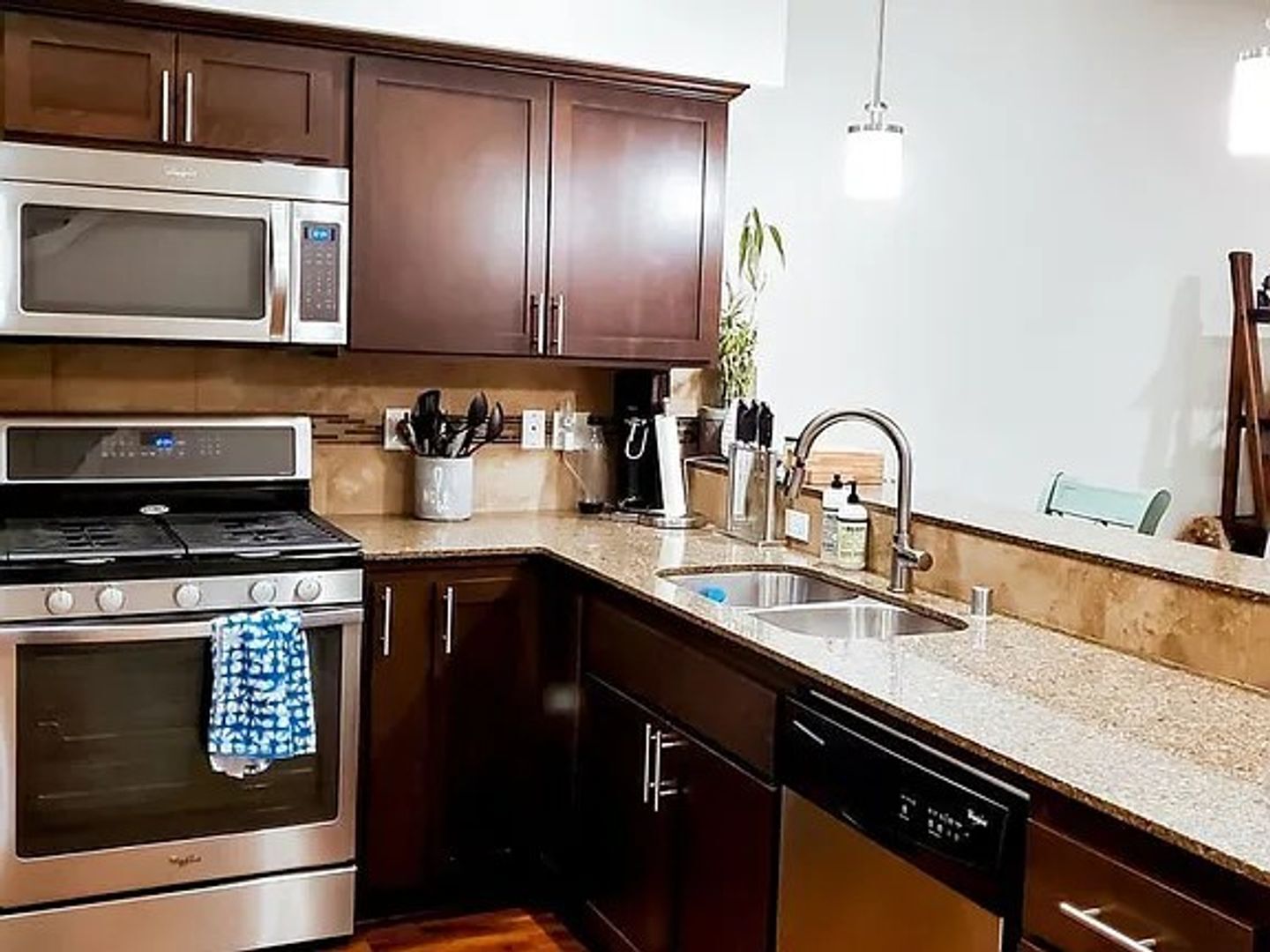 Building Photo - Beautiful Bothell Townhome