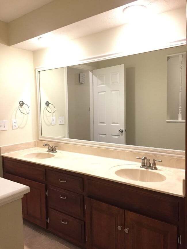 Building Photo - Executive Rental Nestled in Hickory Ridge ...