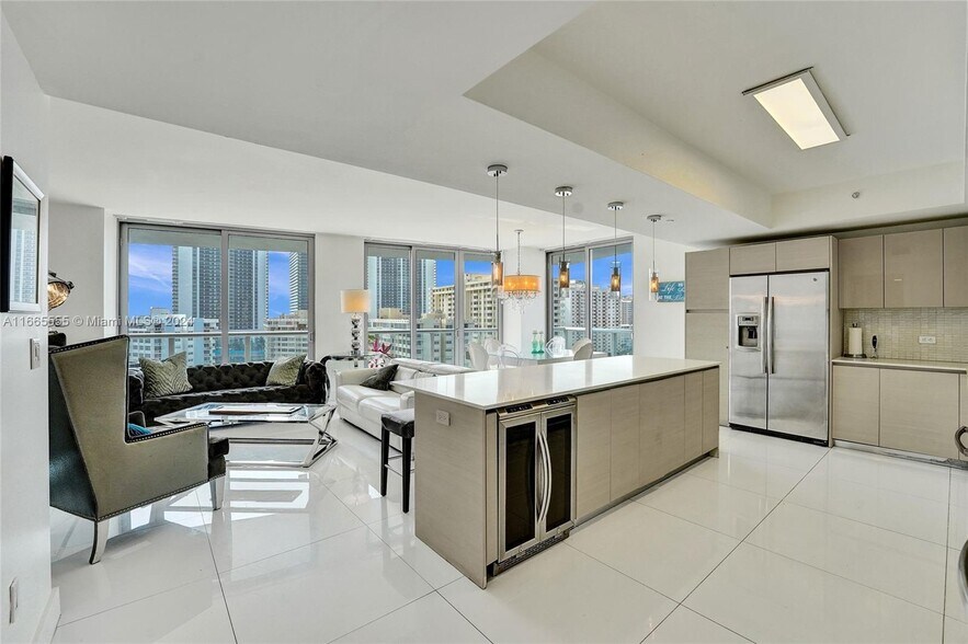Building Photo - 2602 E Hallandale Beach Blvd