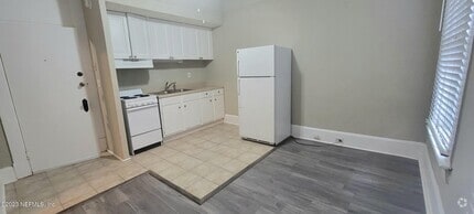 Building Photo - 2743 Vernon Terrace
