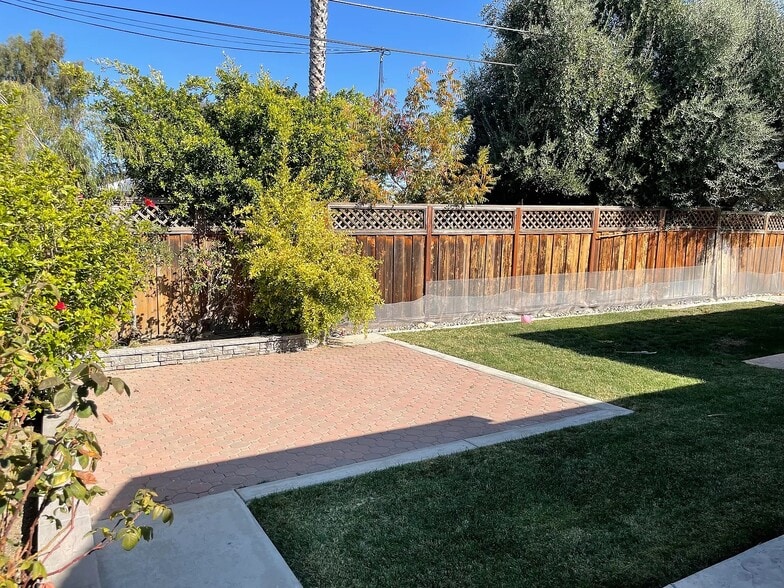 Building Photo - 5065 Hyde Park Dr