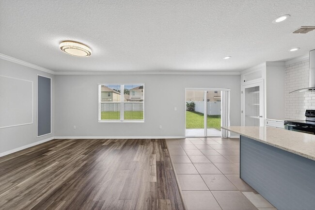 Building Photo - Stunning 5 bed/ 2 bath