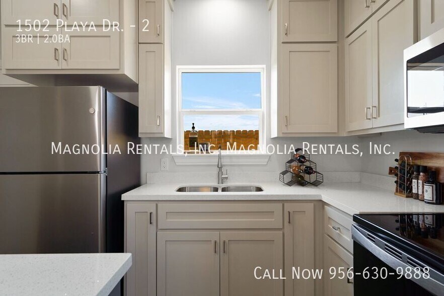 Building Photo - 1502 Playa Dr