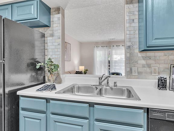 Building Photo - Single-level living at its finest! This co...
