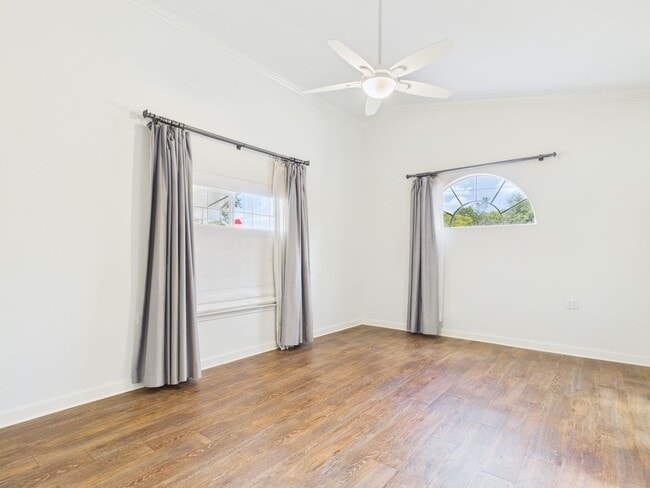 Building Photo - Corner Lot Garden Home