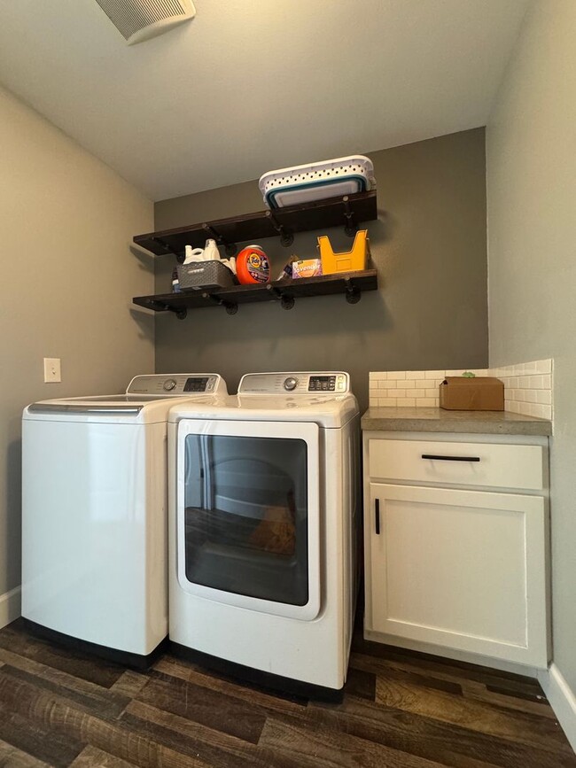 Building Photo - HUGE PET FRIENDLY Rental